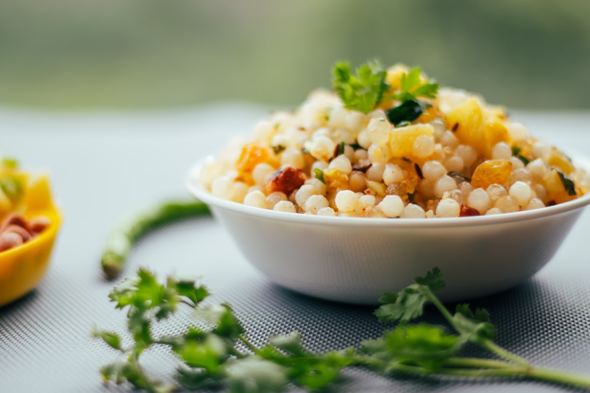 Healthy grain bowl with colorful vegetables showcasing nutritious intermittent fasting meal